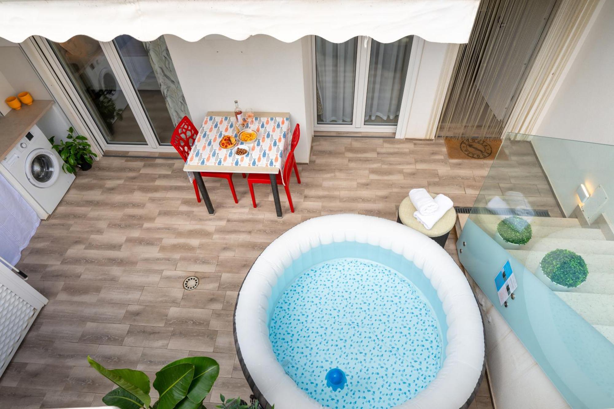 Cozy Marine Apt With Jacuzzi - 250Mt From Sea โปลีญาโนอามาเร ภายนอก รูปภาพ