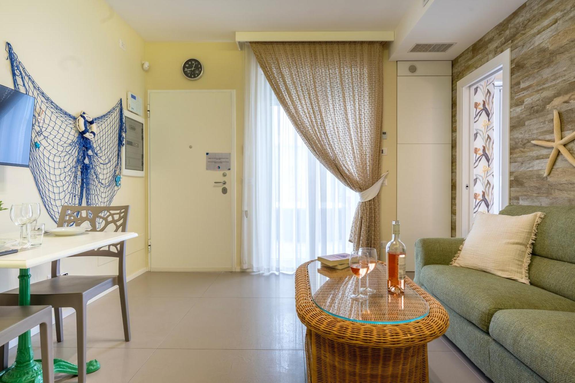 Cozy Marine Apt With Jacuzzi - 250Mt From Sea โปลีญาโนอามาเร ภายนอก รูปภาพ