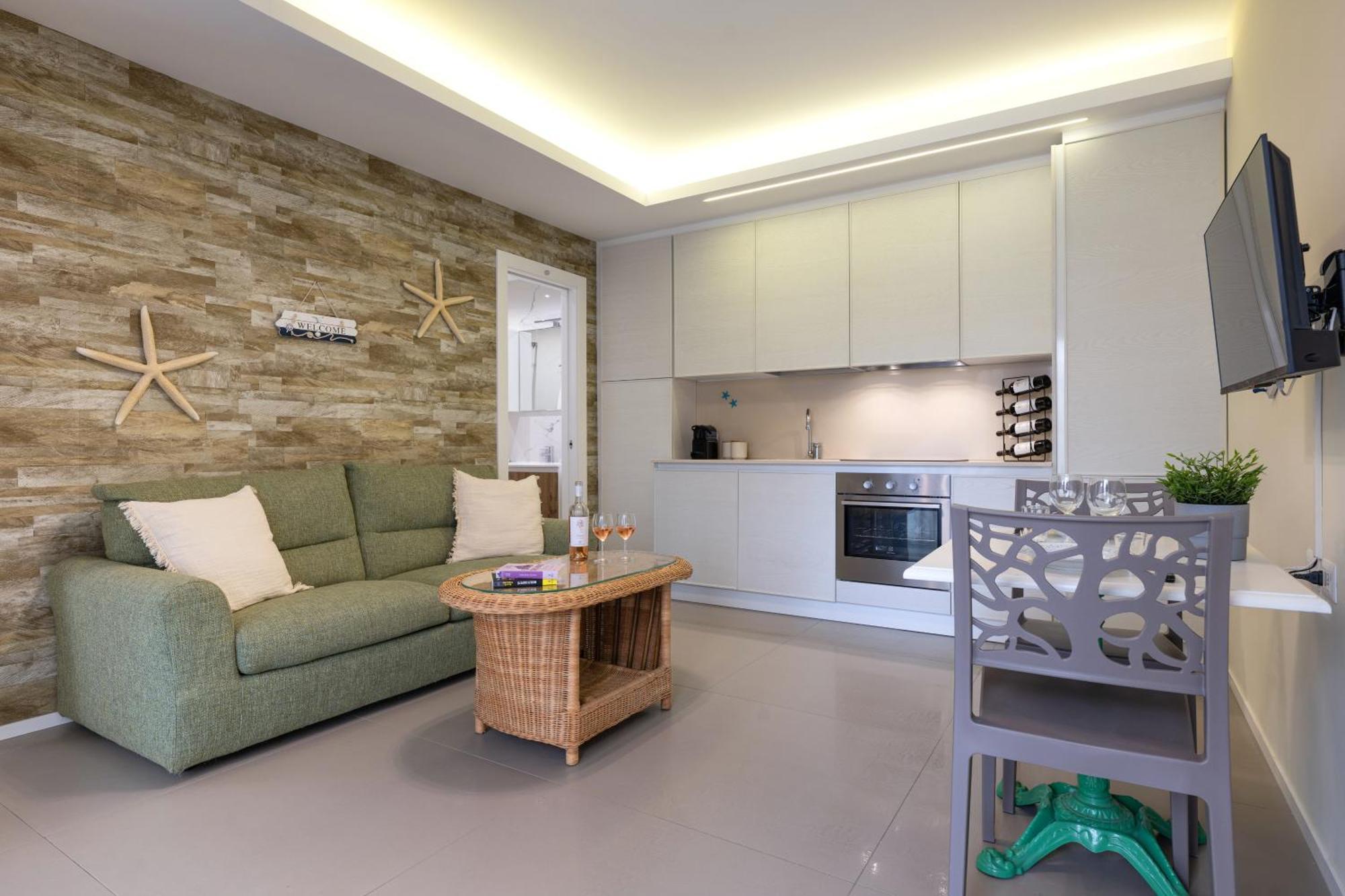 Cozy Marine Apt With Jacuzzi - 250Mt From Sea โปลีญาโนอามาเร ภายนอก รูปภาพ
